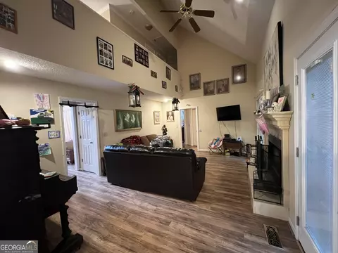 Entry Way - 114 Taylor Len Dr, Lagrange, GA 30240 photo 3 of 10