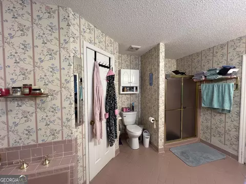 Bath - 114 Taylor Len Dr, Lagrange, GA 30240 photo 2 of 8