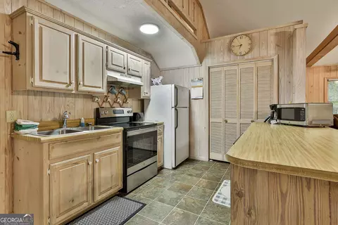 Kitchen - 106 Chalet Cir, Pine Mountain, GA 31822 photo 3 of 4