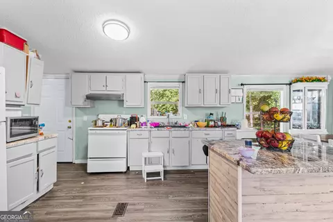 Kitchen - 949 Fox Bridge Rd, Dalton, GA 30721 photo 1 of 4