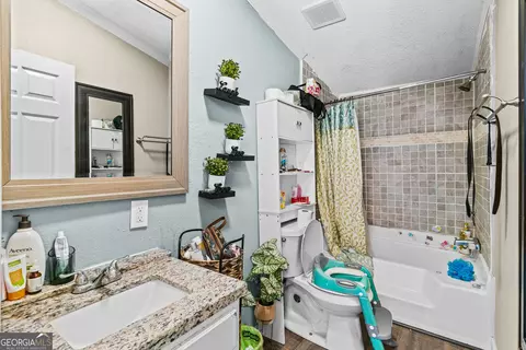 Bath - 949 Fox Bridge Rd, Dalton, GA 30721 photo 2 of 2