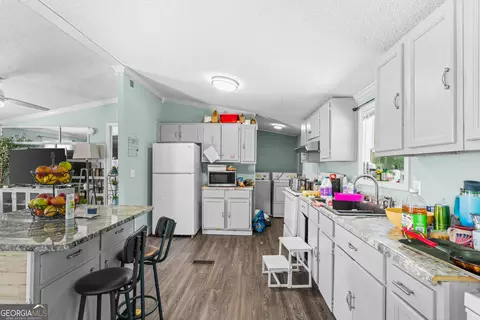 Kitchen - 949 Fox Bridge Rd, Dalton, GA 30721 photo 2 of 4