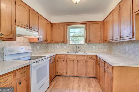 Kitchen - 2538 E Kensington Dr, Augusta, GA 30906 photo 2 of 7
