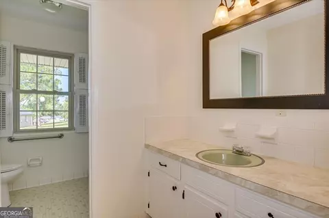 Bath - 2538 E Kensington Dr, Augusta, GA 30906 photo 2 of 3
