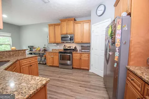 Kitchen - 130 Cedar Ridge Dr, Lagrange, GA 30241 photo 4 of 5