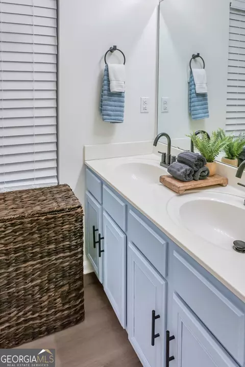 Bath - 2566 Summit Cove Dr, Duluth, GA 30097 photo 2 of 5