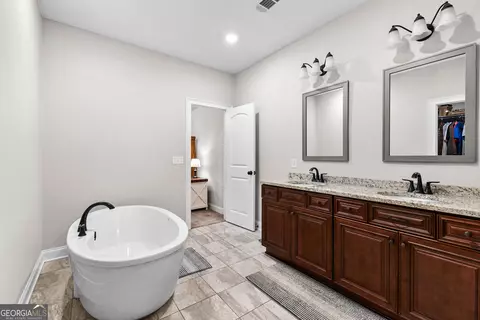 Bath - 131 Jandale Dr, Lagrange, GA 30241 photo 1 of 5
