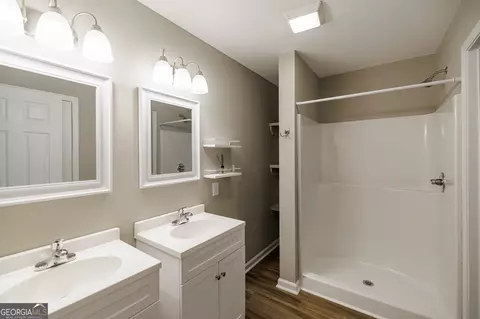 Bath - 103 Three Rivers Ct, Hull, GA 30646 photo 2 of 4