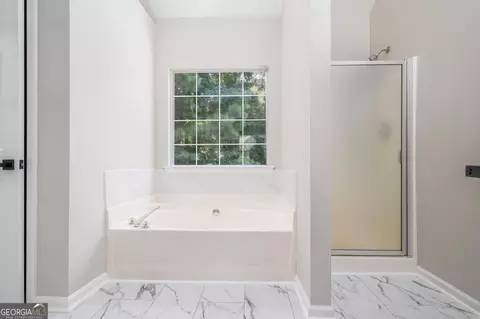 Bath - 2161 Flowering Dr, Grayson, GA 30017 photo 2 of 4