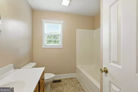 Bath - 128 Crest Winds Dr, Clarkesville, GA 30523 photo 3 of 5