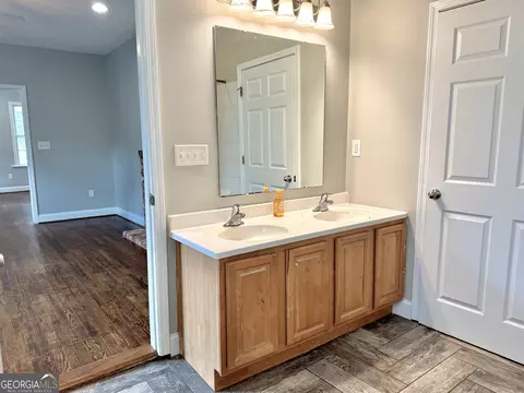 Bath - 518 S Lee St, Lagrange, GA 30240 photo 2 of 4