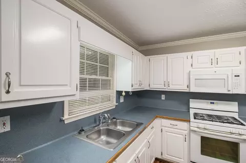 Kitchen - 340 Radcliffe Trce, Covington, GA 30016 photo 3 of 3