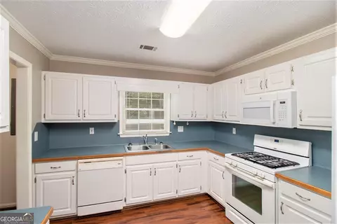 Kitchen - 340 Radcliffe Trce, Covington, GA 30016 photo 2 of 3