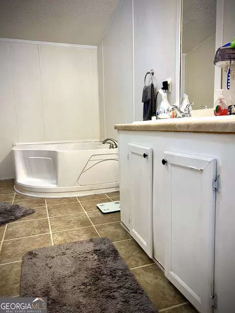 Bath - 717 Brower Ct, Dublin, GA 31021 photo 1 of 2
