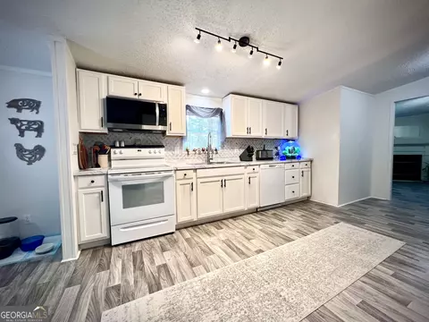 Kitchen - 717 Brower Ct, Dublin, GA 31021 photo 2 of 8