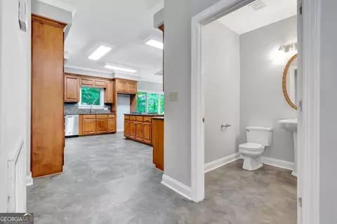 Entry Way - 209 Canterbury Dr, Lagrange, GA 30241 photo 6 of 11