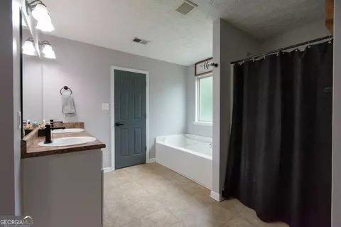 Bath - 131 Cedar Ridge Dr, Lagrange, GA 30241 photo 4 of 5