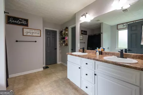 Bath - 131 Cedar Ridge Dr, Lagrange, GA 30241 photo 3 of 5