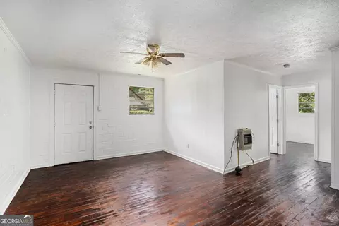 Living - 243 Glenn St, Jackson, GA 30233 photo 2 of 4