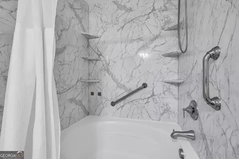 Bath - 195 Shannons Pl, Comer, GA 30629 photo 3 of 4