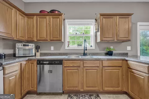 Kitchen - 195 Shannons Pl, Comer, GA 30629 photo 2 of 3