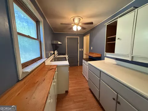 Kitchen - 41 Estes Rd, Lagrange, GA 30240 photo 3 of 5