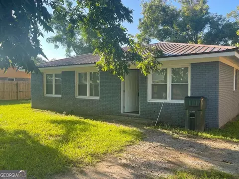 17 Young St, Hazlehurst, GA 31539