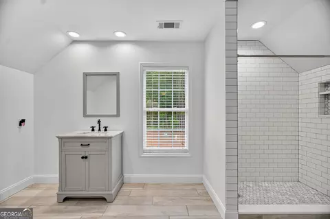 Bath - 2409 Upper Big Springs Rd, Lagrange, GA 30241 photo 7 of 8