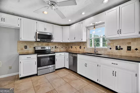 Kitchen - 114 Caney Creek Ct, Lagrange, GA 30240 photo 3 of 3