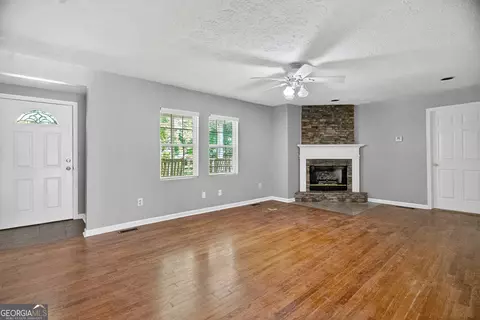 Living - 114 Caney Creek Ct, Lagrange, GA 30240 photo 2 of 3