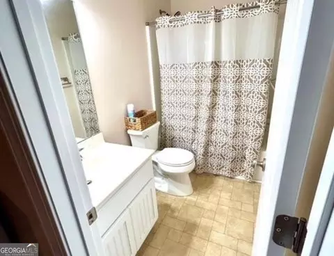 Bath - 446 Willow Point Dr, Dublin, GA 31021 photo 1 of 6