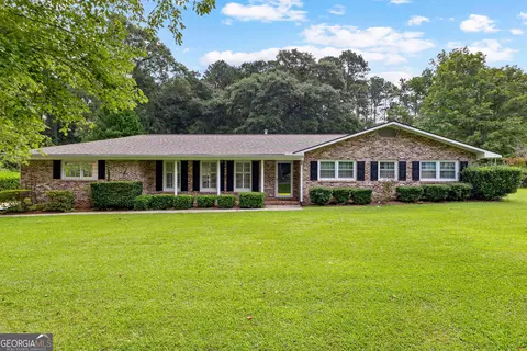 90 Georgian Ter, West Point, GA 31833