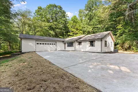 302 Beaver Creek Dr, Commerce, GA 30530 photo 2