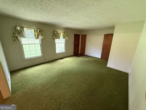 Living - 509 Connie Dr, Lagrange, GA 30240 photo 3 of 4