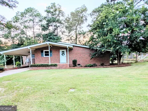 105 Hillcrest Dr, Cochran, GA 31014