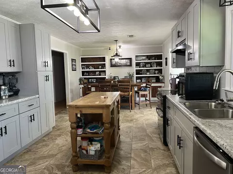 Kitchen - 407 Oasis Dr, Dublin, GA 31021 photo 5 of 6