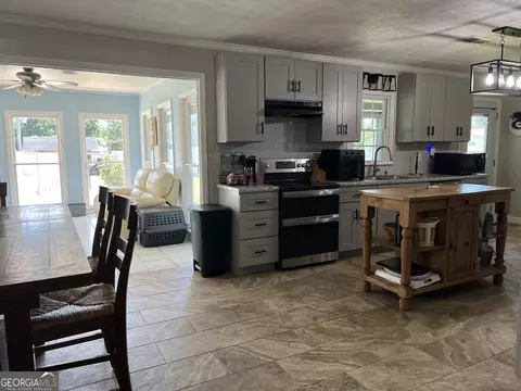 Kitchen - 407 Oasis Dr, Dublin, GA 31021 photo 3 of 6