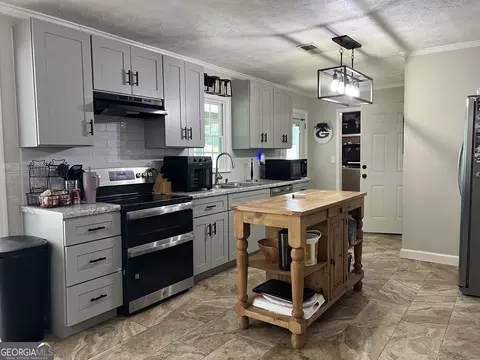 Kitchen - 407 Oasis Dr, Dublin, GA 31021 photo 1 of 6