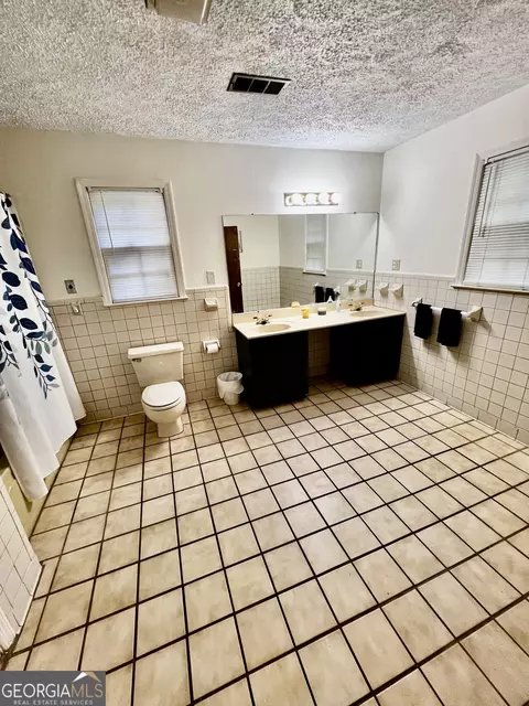 Bath - 134 E Virginia Ave, Macon, GA 31217 photo 1 of 6