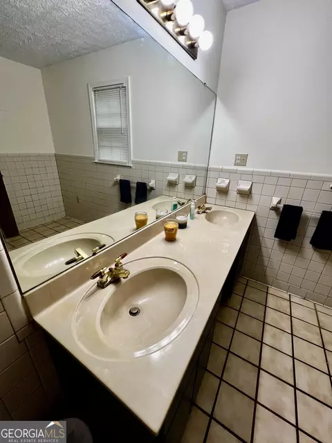 Bath - 134 E Virginia Ave, Macon, GA 31217 photo 3 of 6