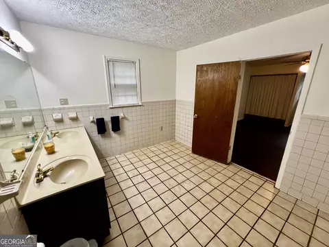 Bath - 134 E Virginia Ave, Macon, GA 31217 photo 2 of 6