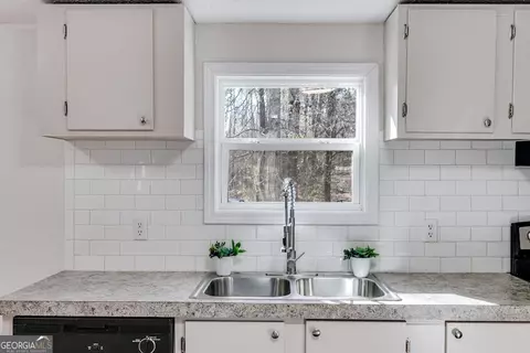Kitchen - 394 Birch Rd, Franklin, GA 30217 photo 2 of 4