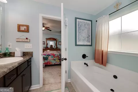 Bath - 339 Stane Brook Ct, Jackson, GA 30233 photo 2 of 3