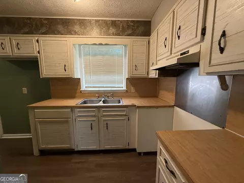 Kitchen - 121 125 Lafayette Ct, Lagrange, GA 30241 photo 2 of 2