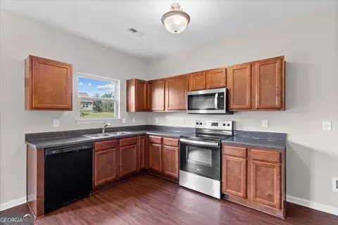 Kitchen - 171 Biscayne Ter, Hampton, GA 30228 photo 2 of 2