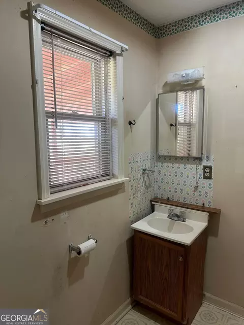 Bath - 421 Chase Cir, Cornelia, GA 30531 photo 3 of 4