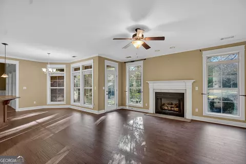 Living - 101 Riverbluff Dr, Lagrange, GA 30240 photo 3 of 5