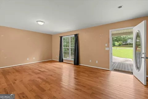 Living - 173 Bartlett Cir, Bowdon, GA 30108 photo 2 of 5