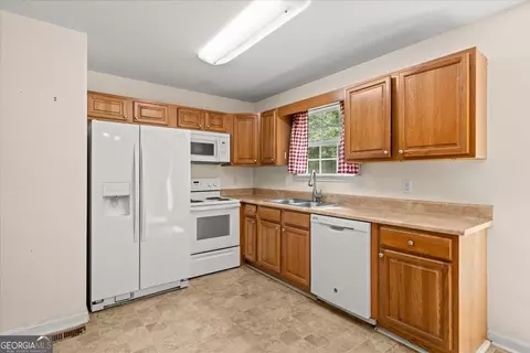Kitchen - 173 Bartlett Cir, Bowdon, GA 30108 photo 2 of 3