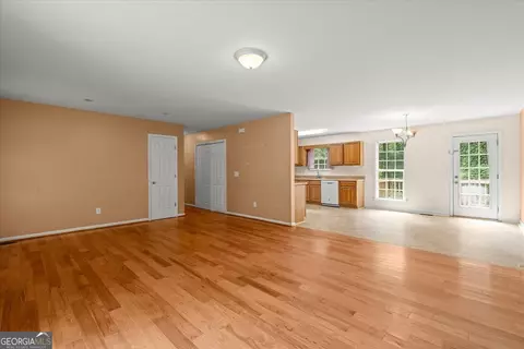 Living - 173 Bartlett Cir, Bowdon, GA 30108 photo 4 of 5